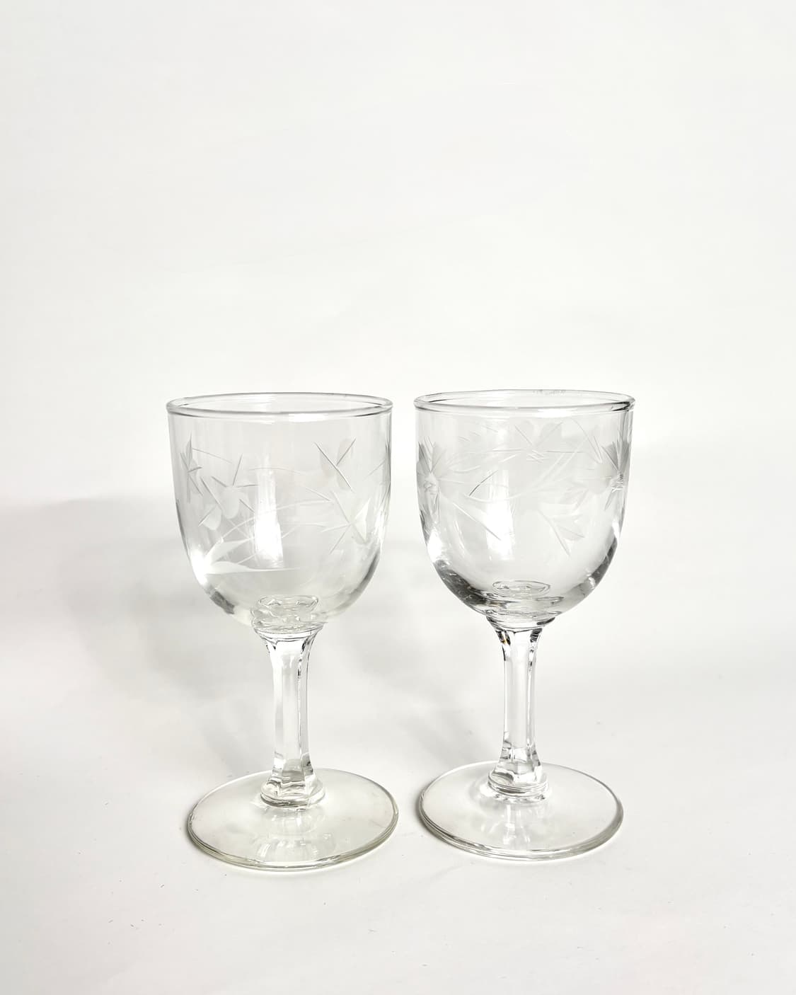 Etched Floral Wine Glass Set 상품이미지1