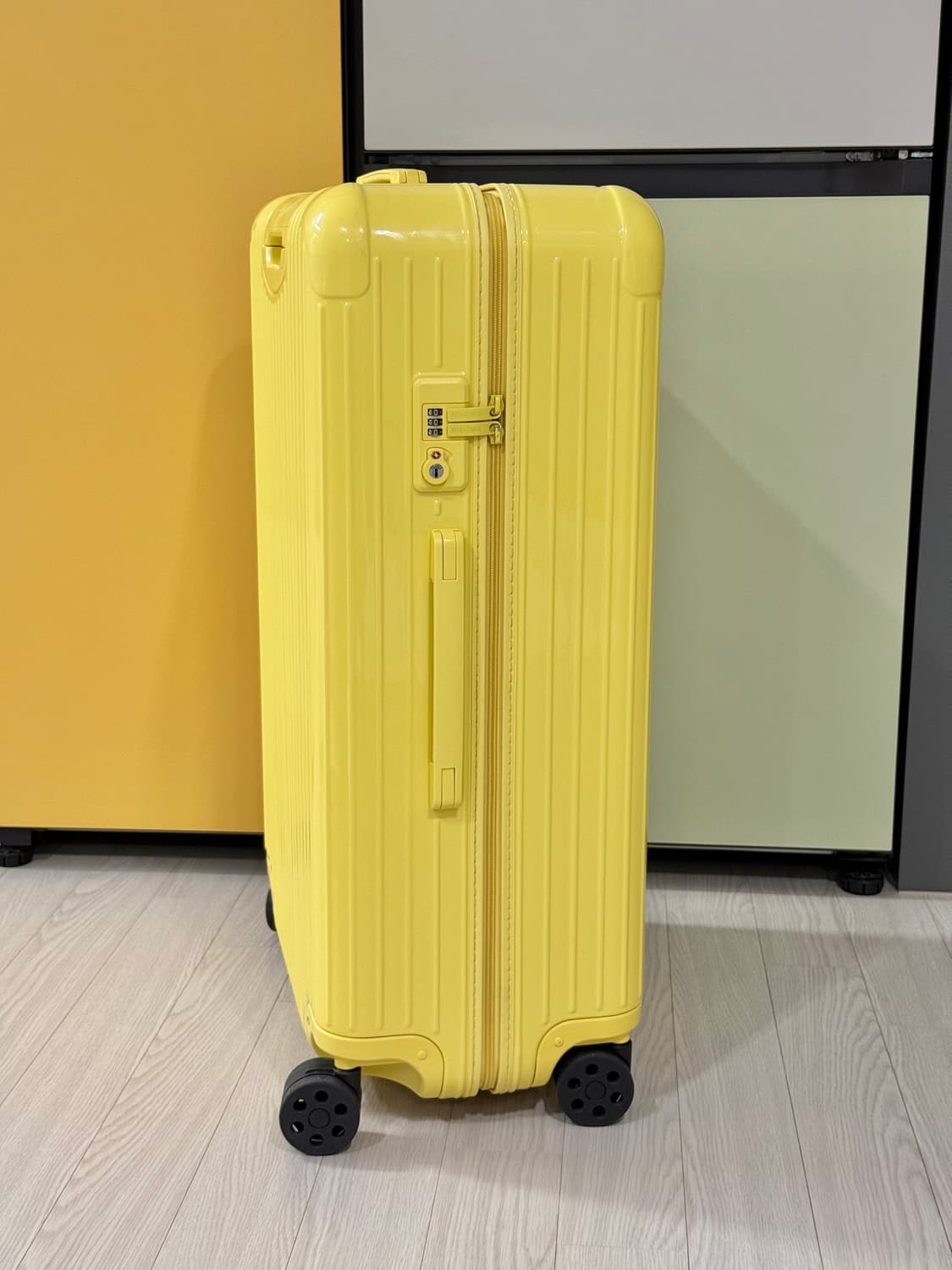 리모와 에센셜 옐로 체크인L 상품이미지2