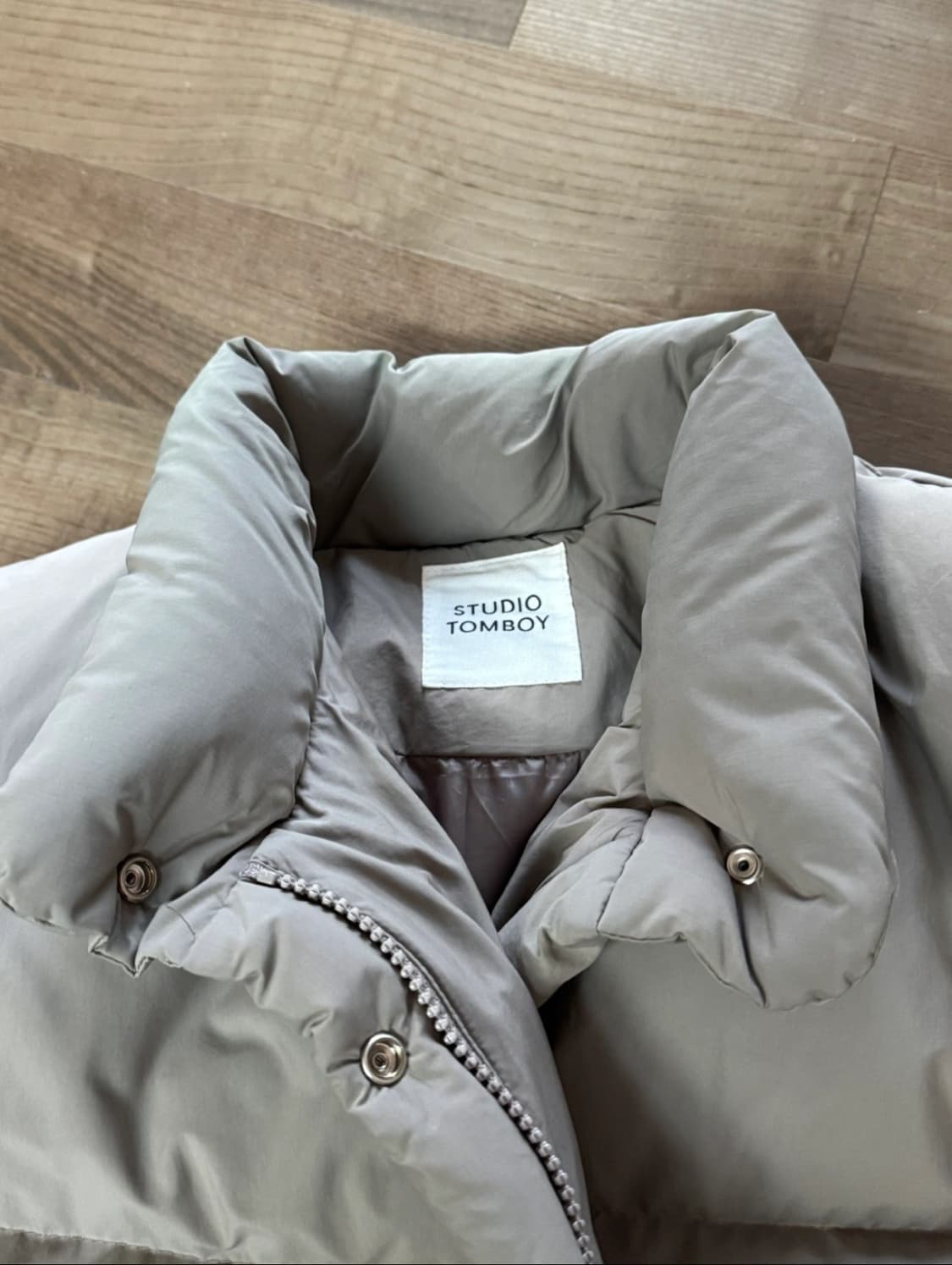 FREE) 구스 톰보이 카키색 패딩 스튜디오 톰보이 tomboy 상품이미지3