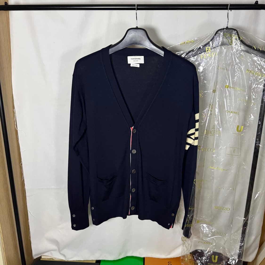 [4사이즈] 톰브라운 클래식 메리노 울 사선 가디건 네이비 상품이미지1
