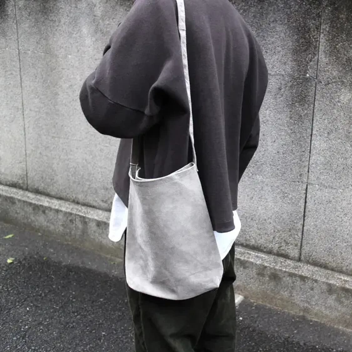 헨더스킴 돈피 숄더백 라이트 그레이 상품이미지7