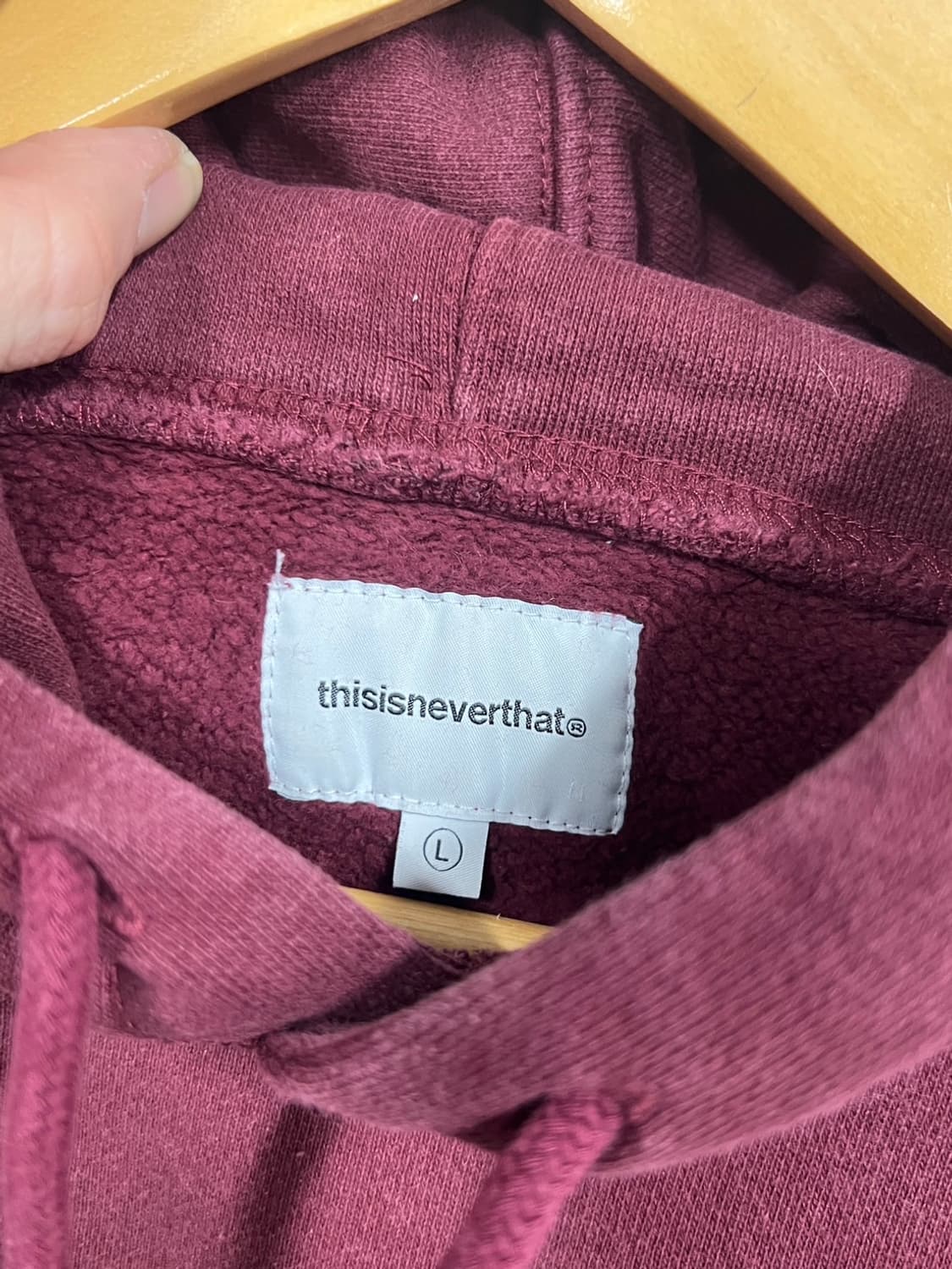 디스이즈네버댓 레터링 빅로고 버건디 풀오버 후드티 상품이미지4