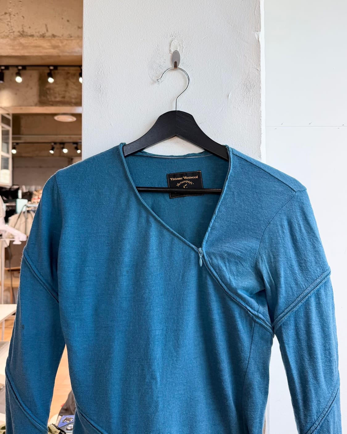 비비안 웨스트우드 블루 컷아웃 지퍼 롱슬리브  상품이미지3