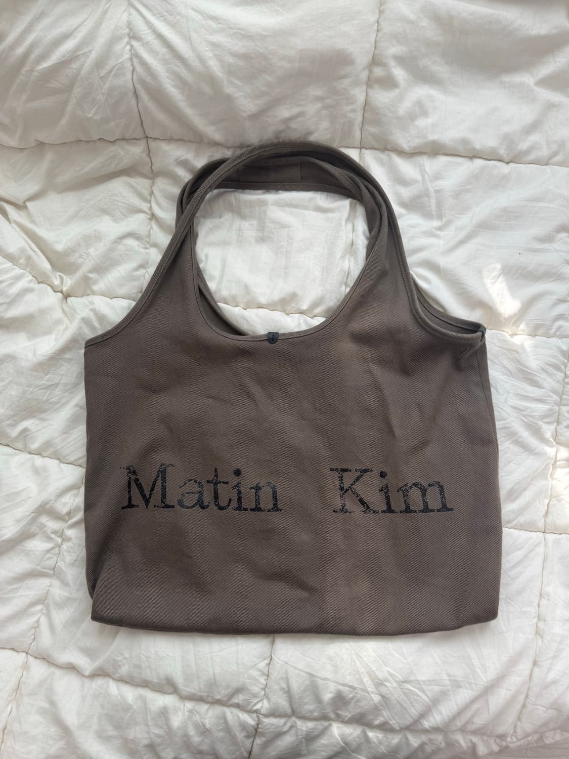 마뗑킴 크랙 로고 에코백 차콜 상품이미지1