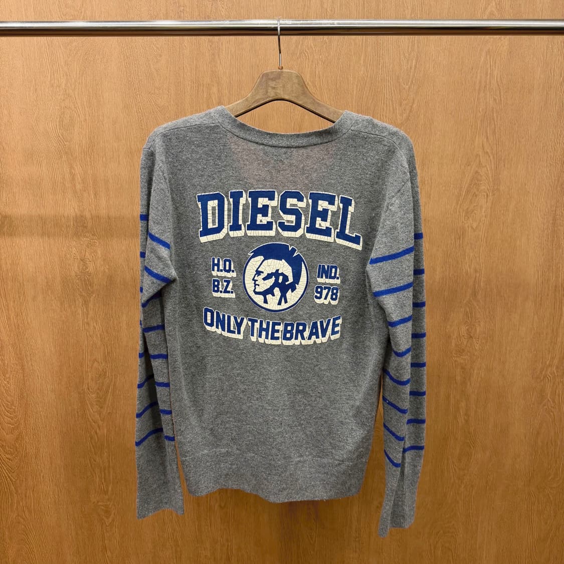 디젤 니트 가디건 백 프린팅 슬리브 블루 스트라이프 배색 디테일 그레이 상품이미지3