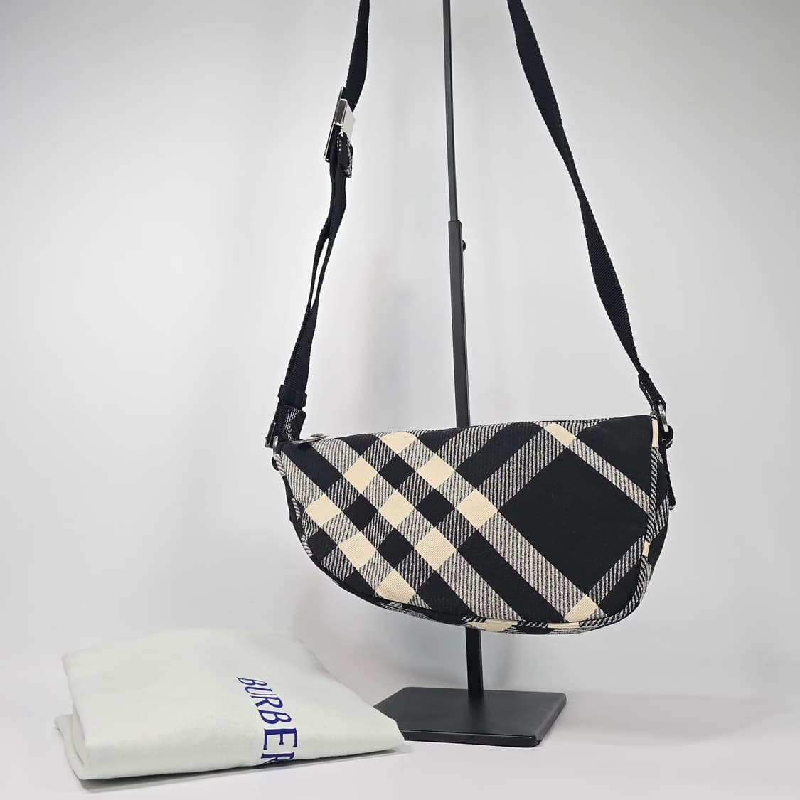 버버리 쉴드 체크 스몰 크로스백 상품이미지1