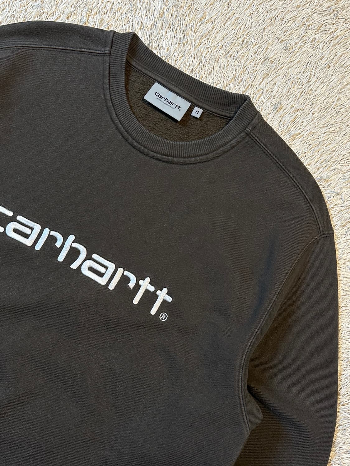 칼하트 WIP 스펠아웃 아치로고 맨투맨 브라운 상품이미지2