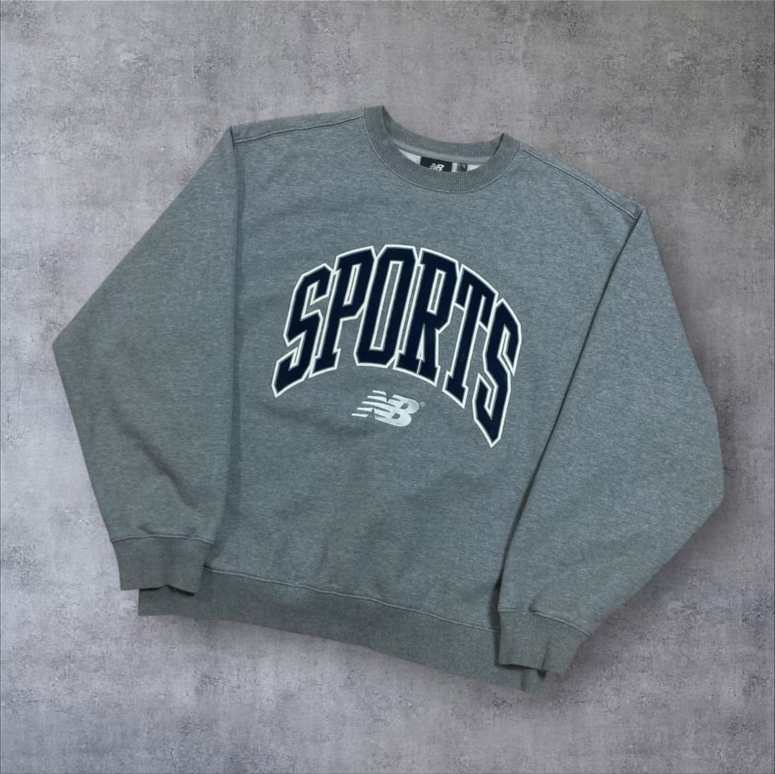 뉴발란스 스포츠 스펠아웃 빅로고 그레이 맨투맨 상품이미지1