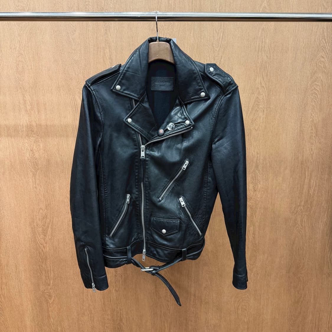 올세인츠 바이커 레더 자켓 언발란스 지퍼 멀티 포켓 디테일 레귤러핏 블랙 상품이미지2