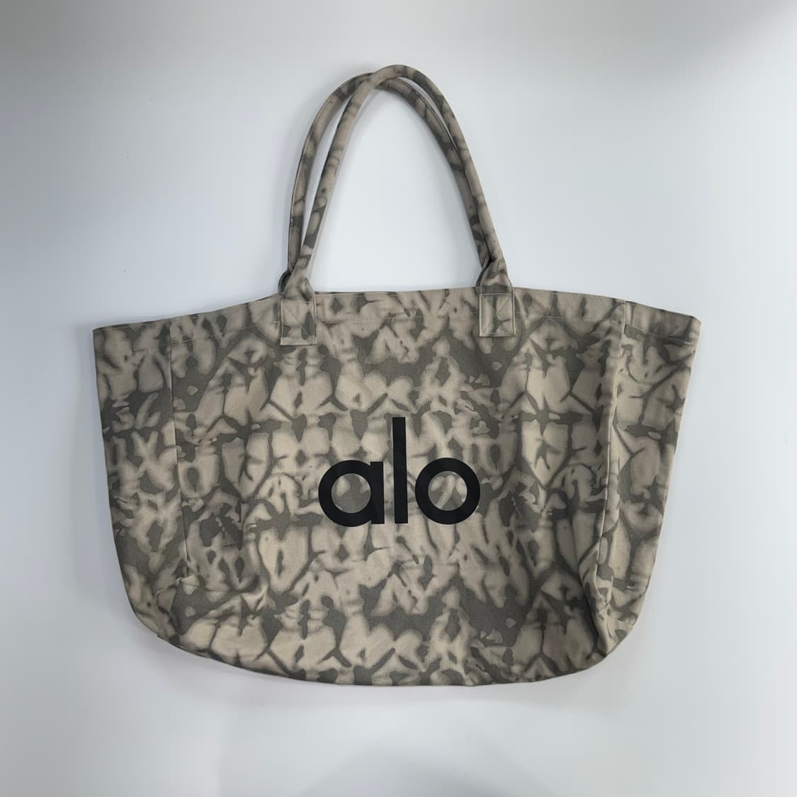Alo 알로 아이코닉 쇼퍼 도트 백 그레이 타이다이  상품이미지3