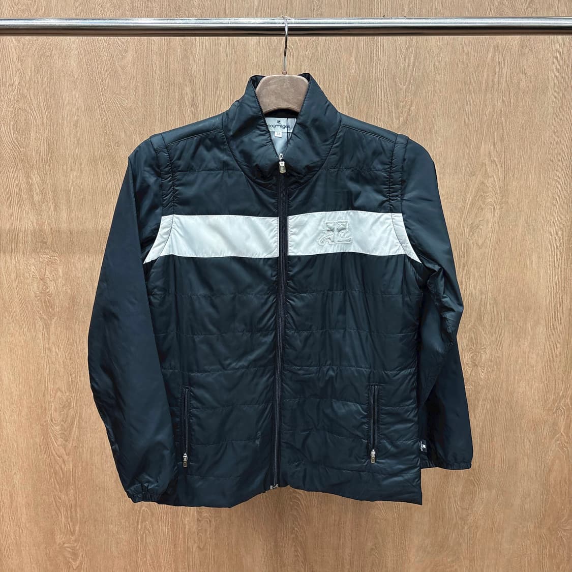 꾸레쥬 하이넥 경량 패딩 점퍼 배색 로고 패치 디테일 레귤러핏 블랙 상품이미지2