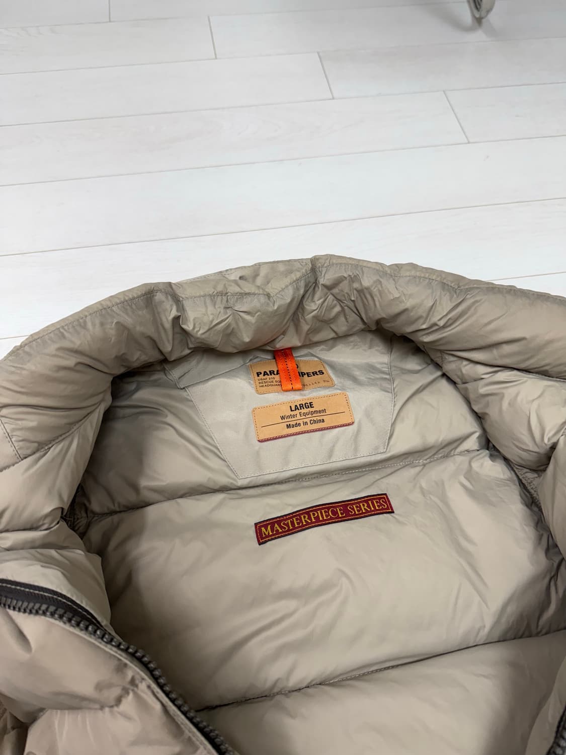 파라점퍼스  조끼 패딩 L 사이즈  은은한 베이지톤에 상태 좋습니다 좋은 상품이미지2