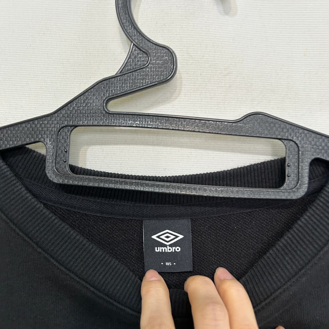 엄브로 남성 블랙 맨투맨 105 상품이미지2