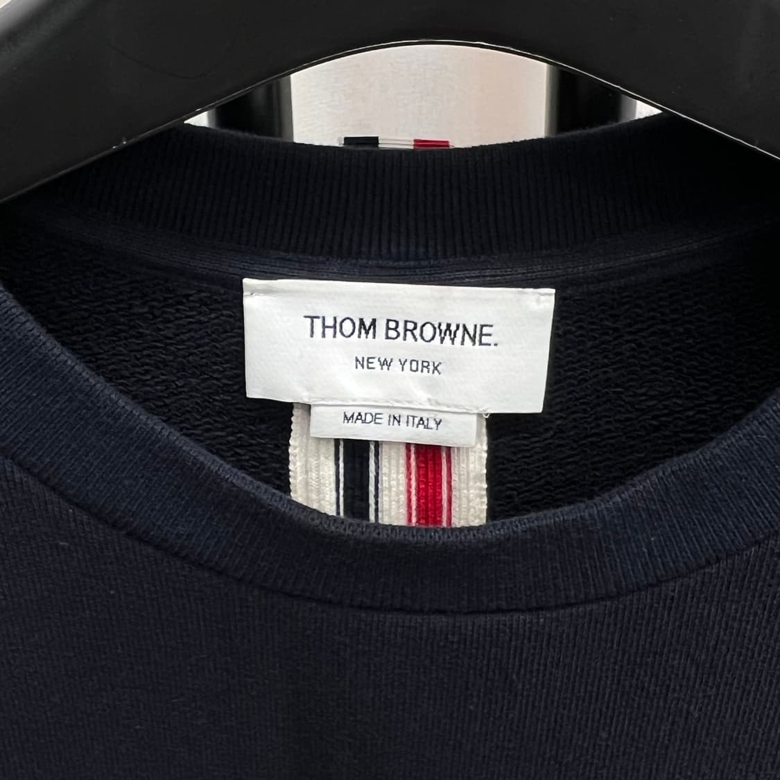 톰브라운 백삼선 맨투맨 네이비 (3) 상품이미지3