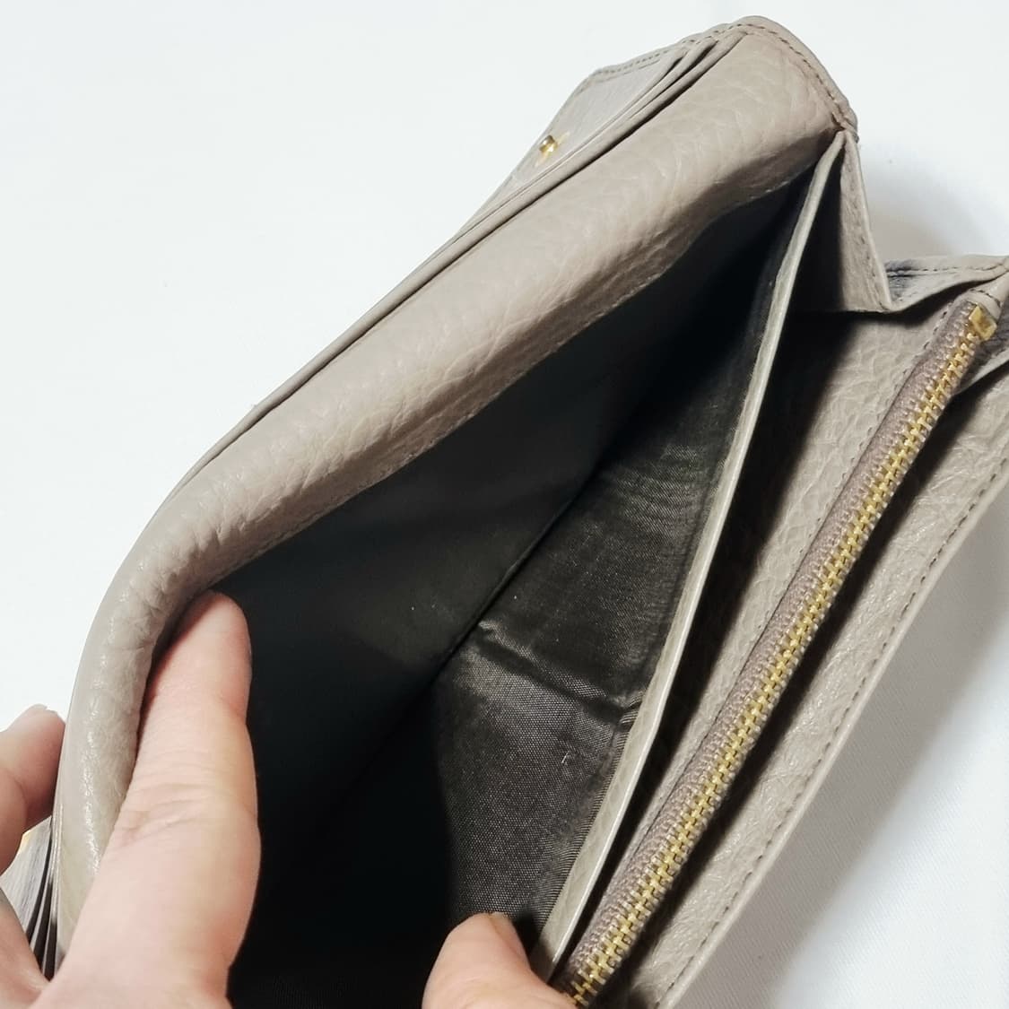 프라다 연그레이베이지 장지갑 (사용감존재/가죽상태 좋은 편 아님) 상품이미지10