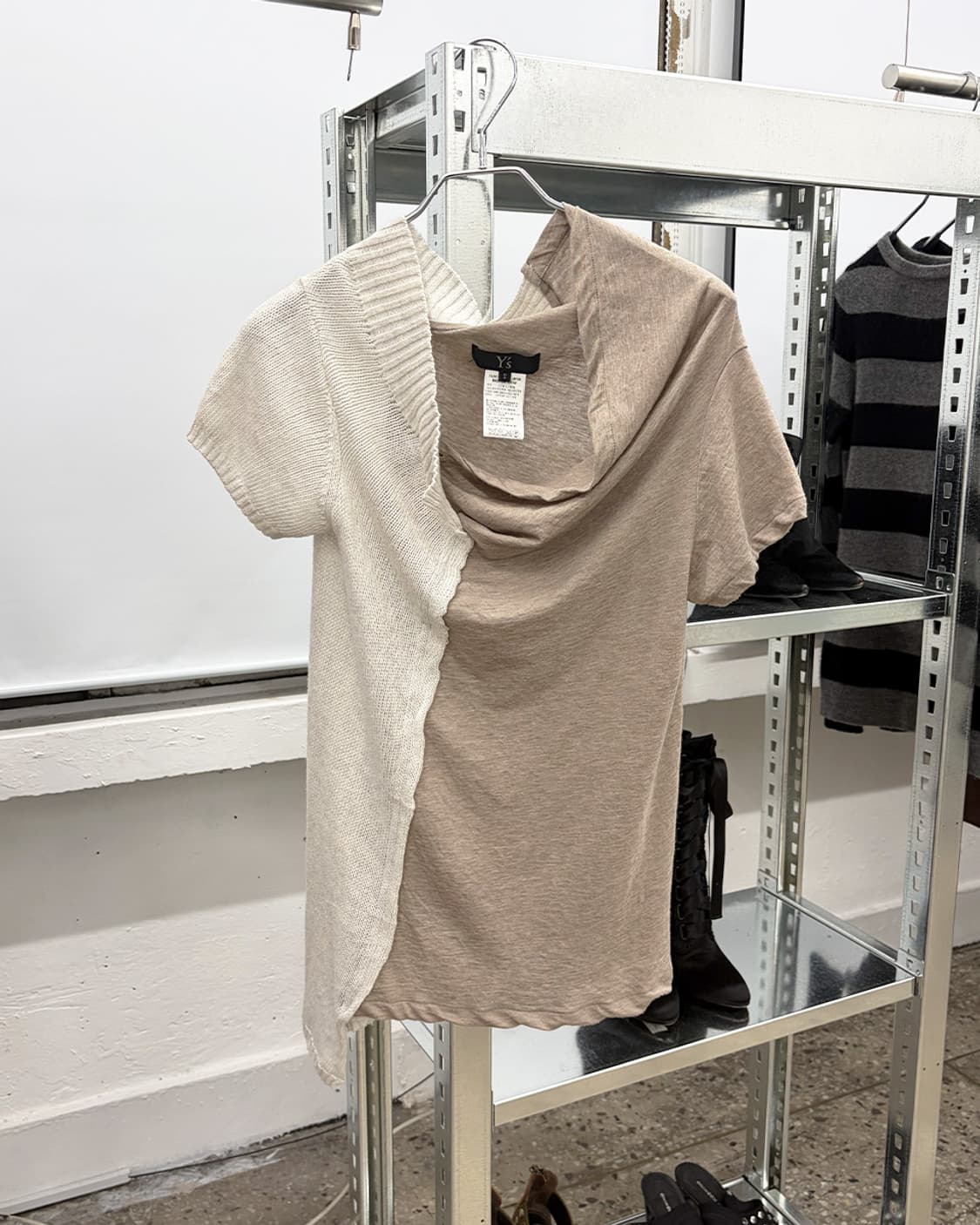 와이즈 비대칭 하프 니트 탑 상품이미지1