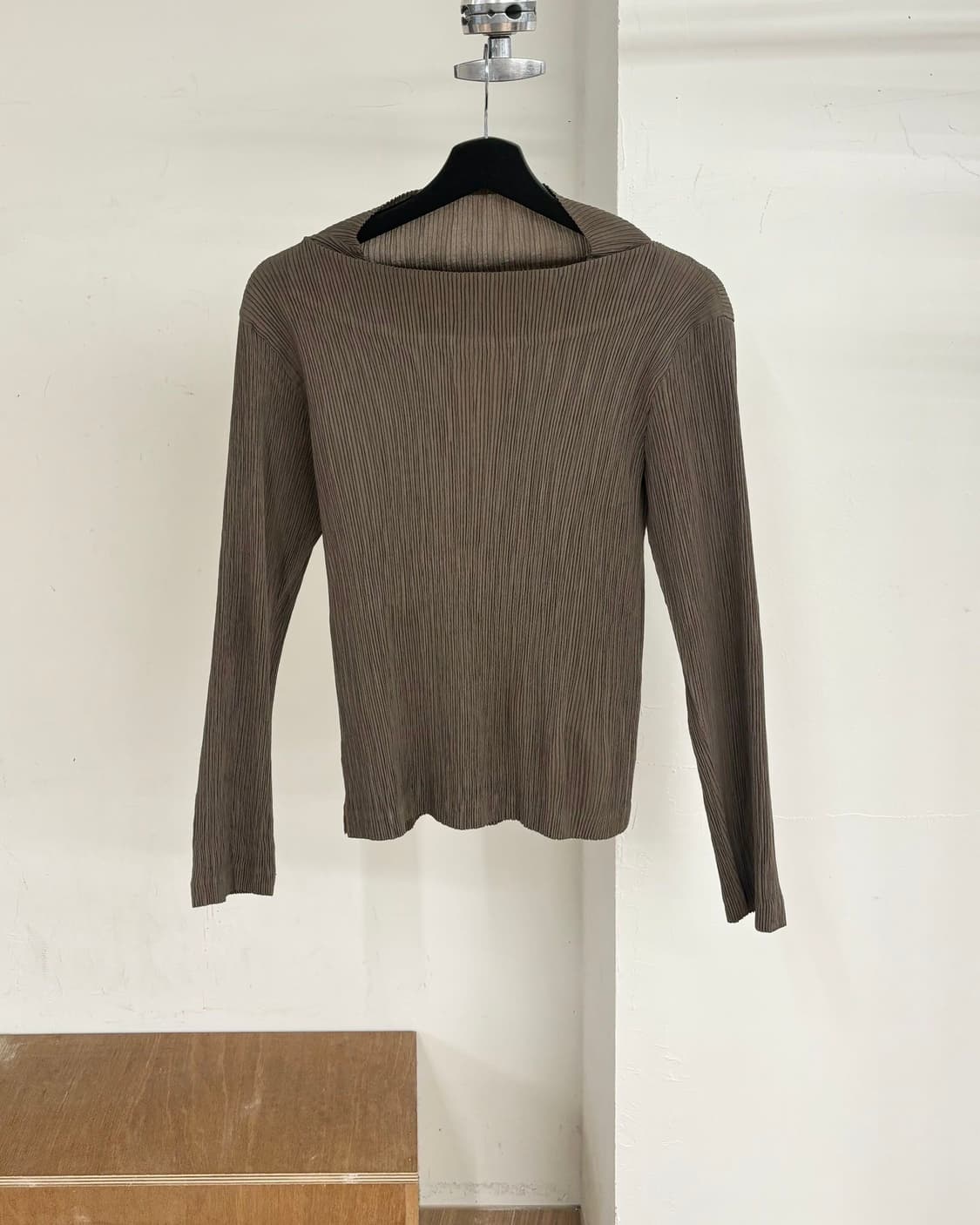 이세이 미야케 브라운 하이넥 플리츠 롱 슬리브 상품이미지1