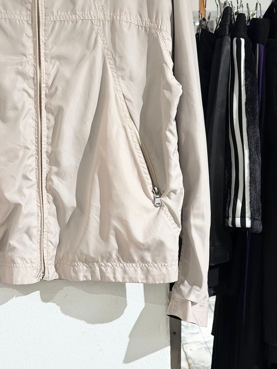 베르사체 컬렉션 아이보리 브라운 리버시블 폴리 자켓 상품이미지6