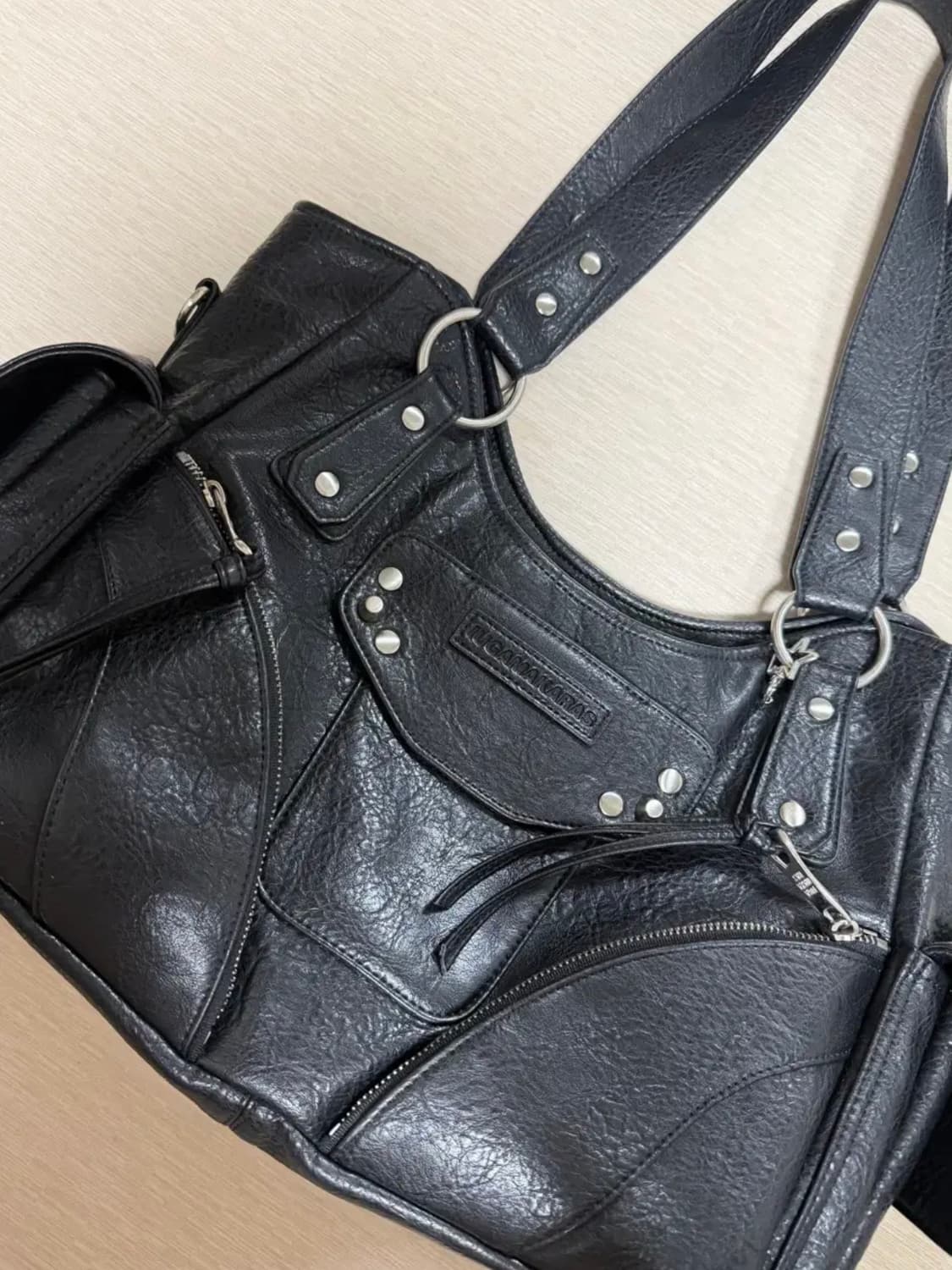 이우카마카라스 스터드 가죽 숄더백 Studded Leather 상품이미지2