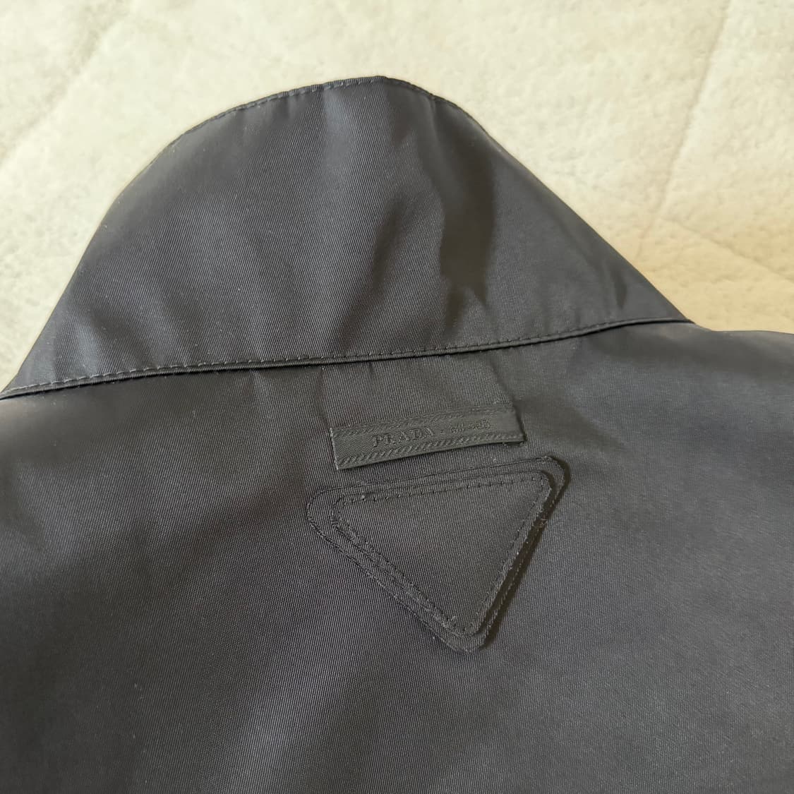 [L] 프라다 리나일론 해링턴 자켓 블랙 상품이미지2