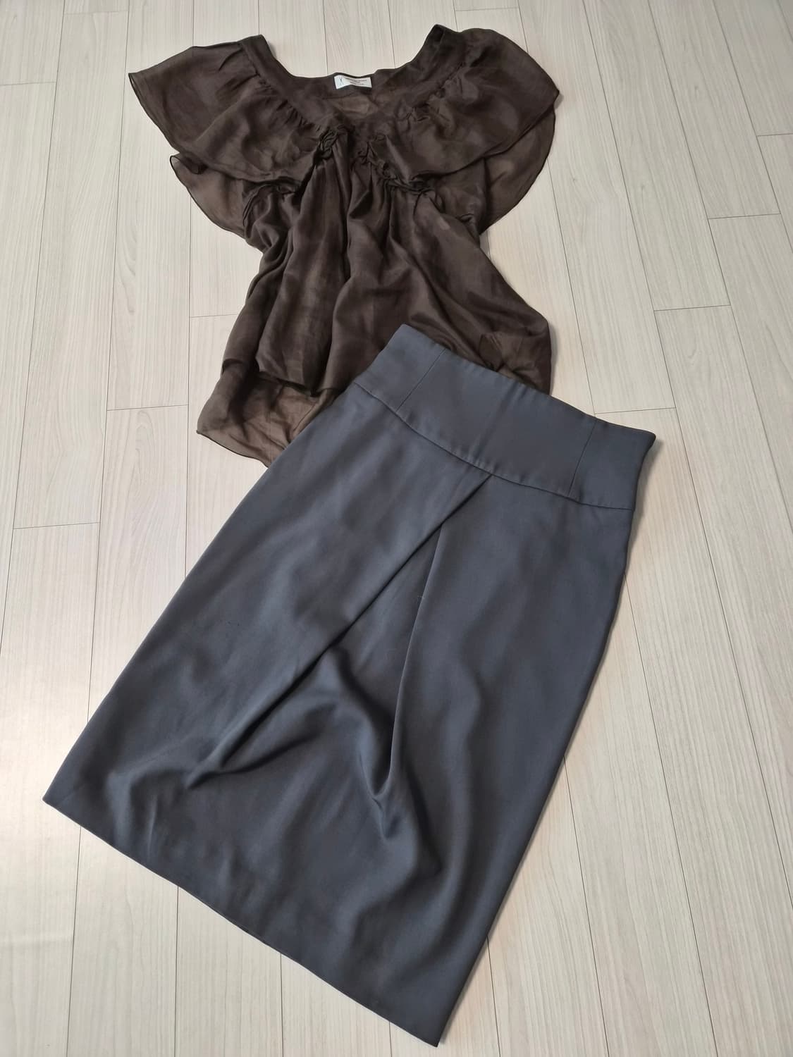 엠포리오 아르마니 하이웨스트 튤립 펜슬 스커트 (40사이즈) 상품이미지2