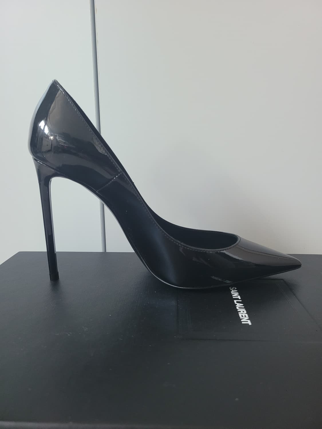 생로랑 ZOE105 페이턴트 블랙 35.5 사이즈 판매합니다. 상품이미지5