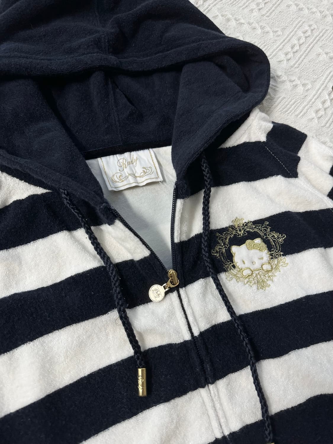 헬로키티x라디 플리스 퍼 스트라이프 패턴 자수 후디드 집업 상품이미지7