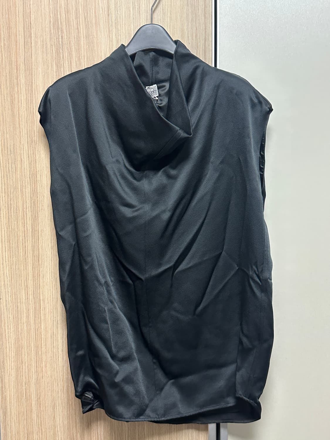 토템 퍼널넥 슬리브리스 상품이미지2