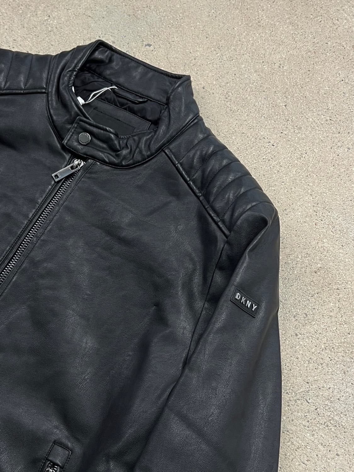 DKNY 페이크 레더 봄버 자켓 상품이미지5