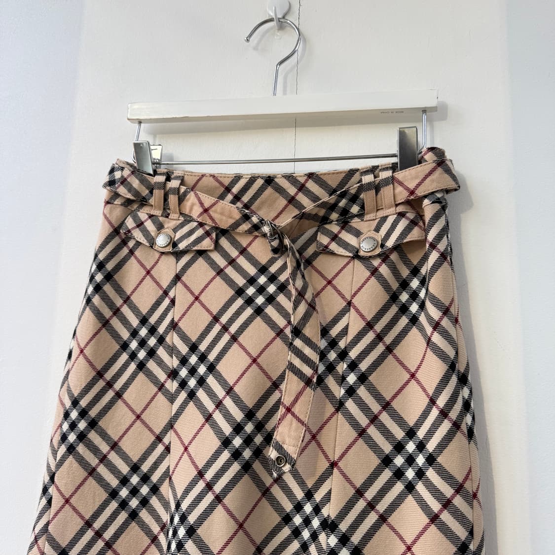 버버리 블루라벨 베이지 노바체크 벨티드 미디스커트 상품이미지4