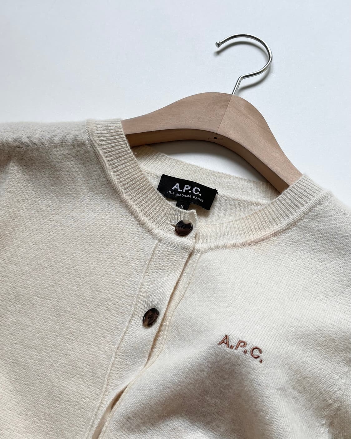 A.P.C. 아페쎄 캐시미어10 자수로고 아이보리컬러 라운드넥 가디건 상품이미지8