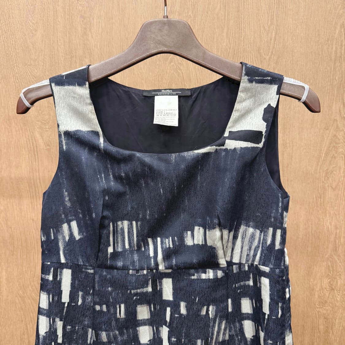 막스마라 위켄드 슬리브리스 원피스 모노톤 추상 패턴 디테일 블랙 상품이미지4