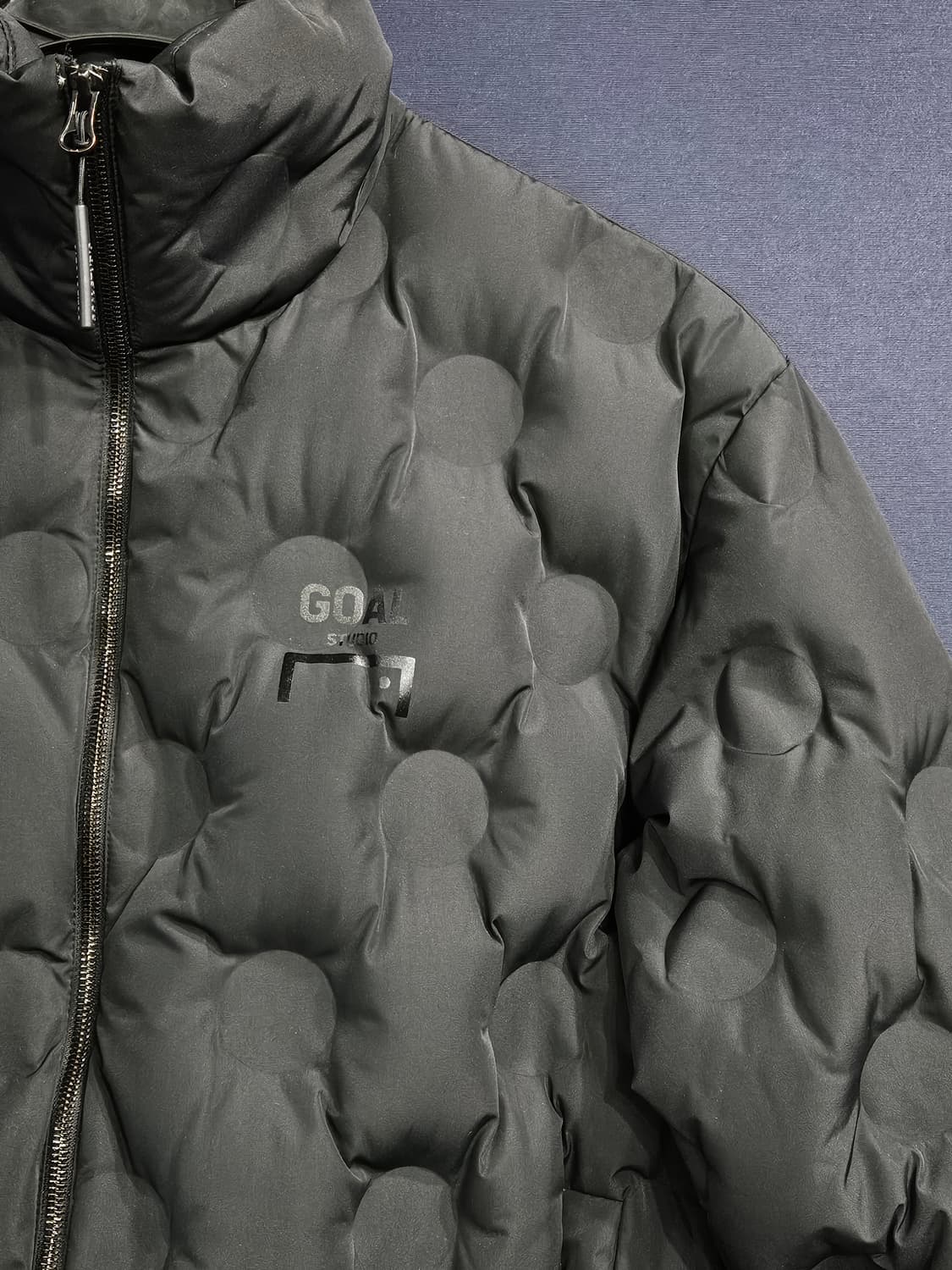 골스튜디오 엠보싱 블랙컬러 남성 세미오버핏 95 덕다운 경량패딩  상품이미지5