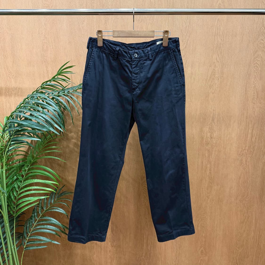 버버리 런던 코튼 팬츠 사이드 힙 포켓 로고 자수 디테일 딥 네이비 상품이미지1