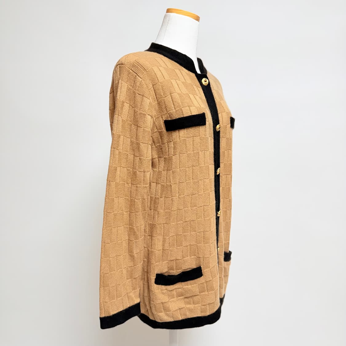 [캐시미어 100%] 카멜 × 블랙 배색 금장 버튼 가디건 상품이미지2