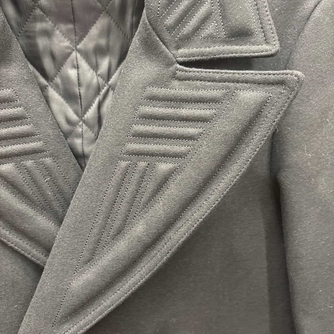 우영미 더블 브레스티드 롱 코트 엠보 퀄팅 스티치 집업 포켓 디테일 블랙 상품이미지6