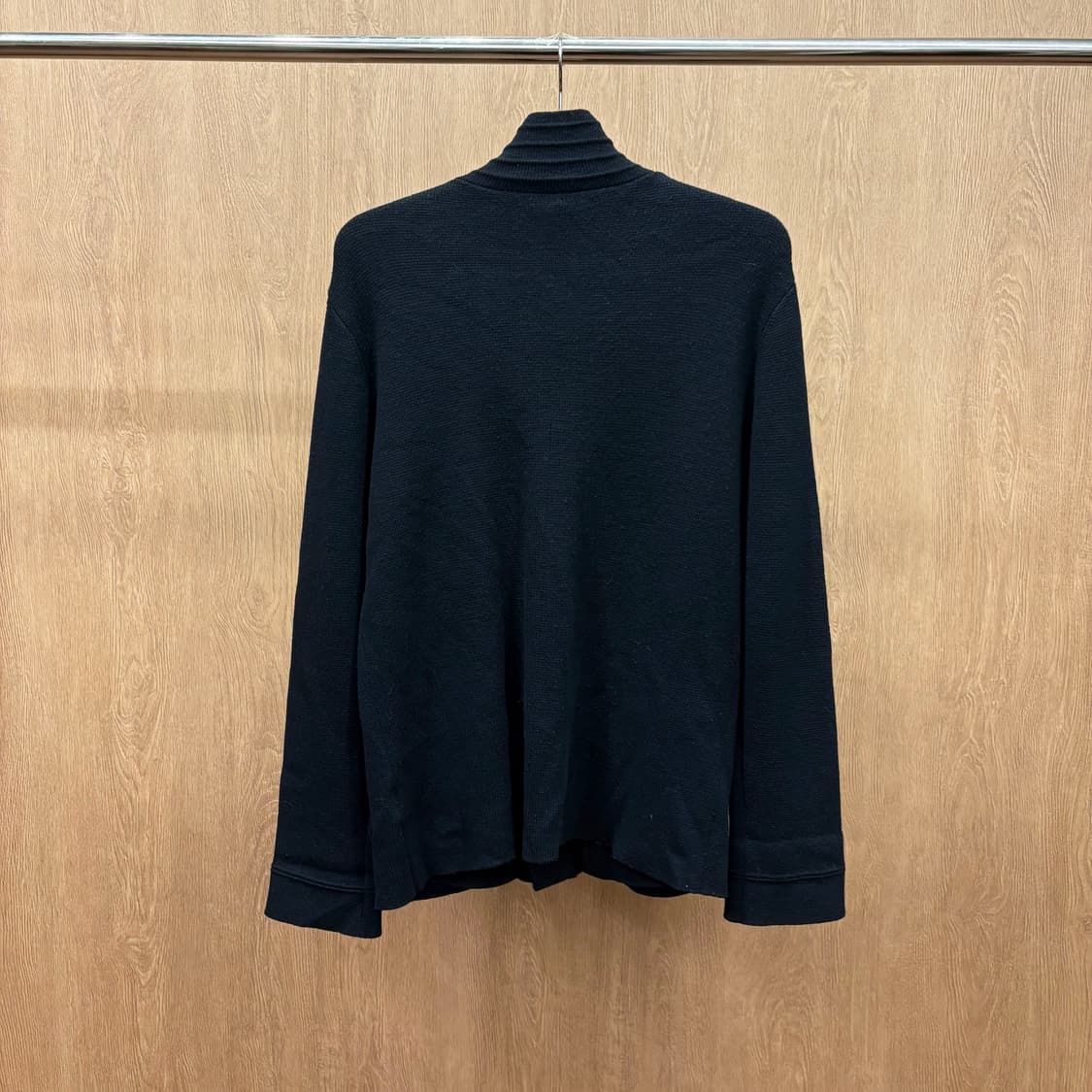 닐 바렛 하이넥 니트 자켓 스탠드 카라 숄더 에폭 장식 버튼 디테일 블랙 상품이미지3