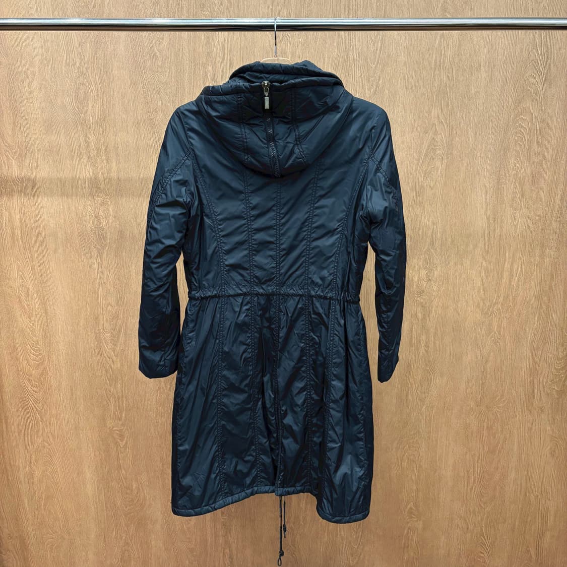 막스앤코 라이트 웨이트 후드 패딩 코트 허리 밑단 스트링 디테일 블랙 상품이미지2