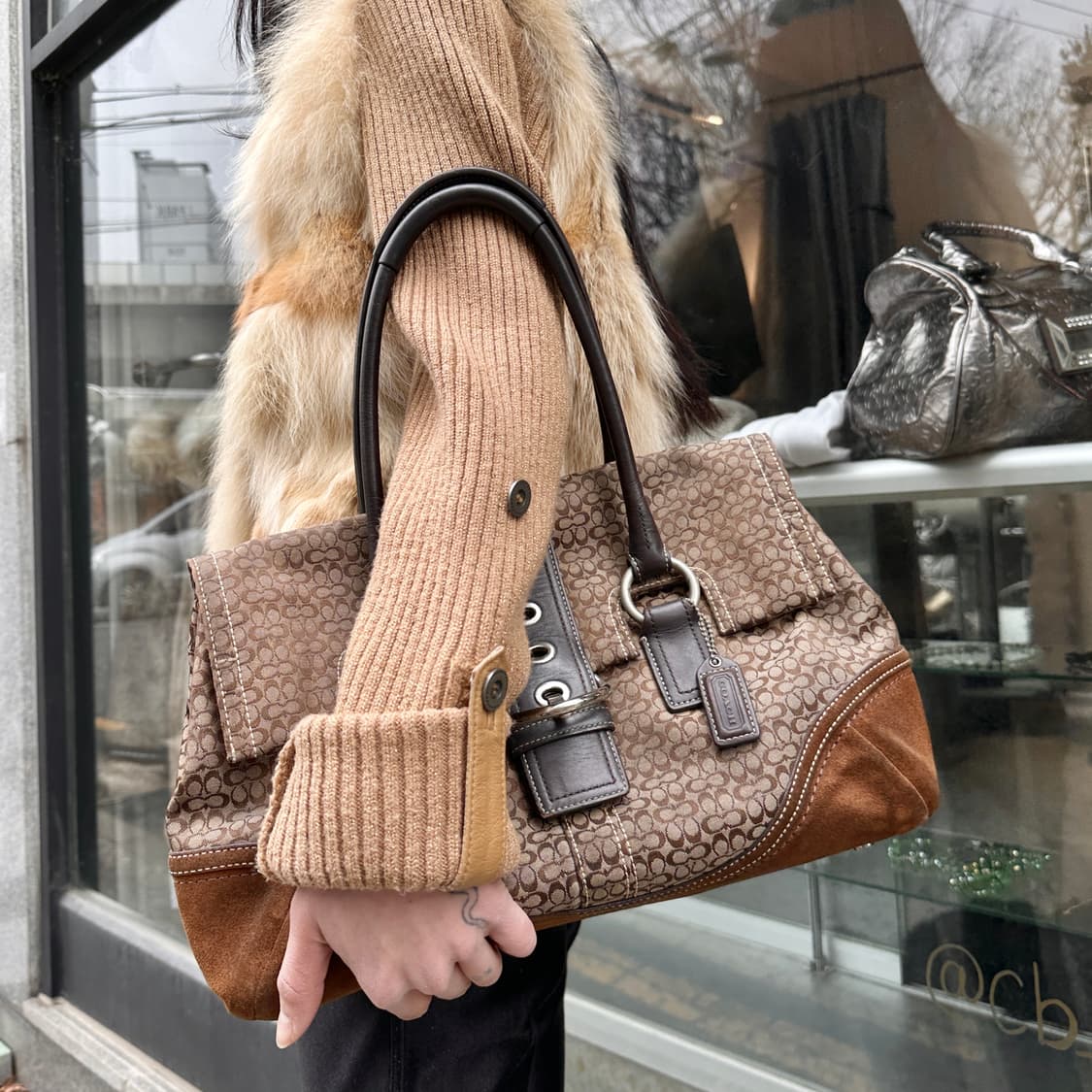 00s 코치 브라운 스웨이드 플랩 백 상품이미지6