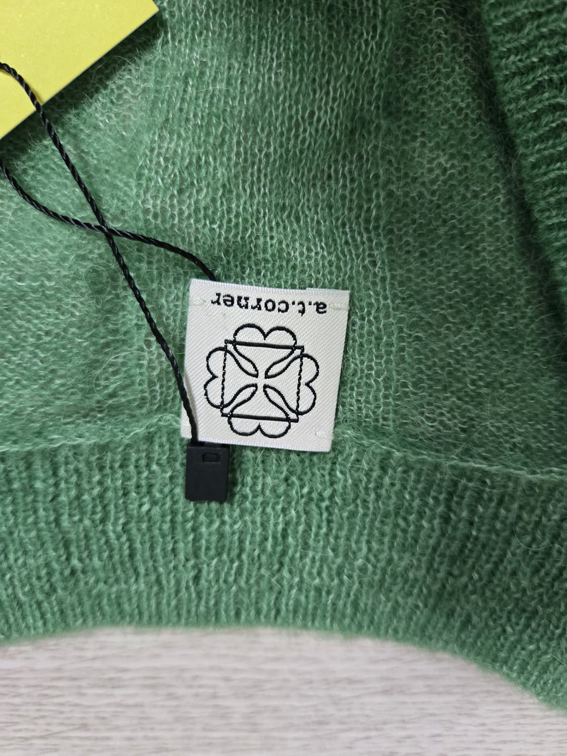 a.t.corner   V넥 크롭 가디건  미착용 새상품 상품이미지4