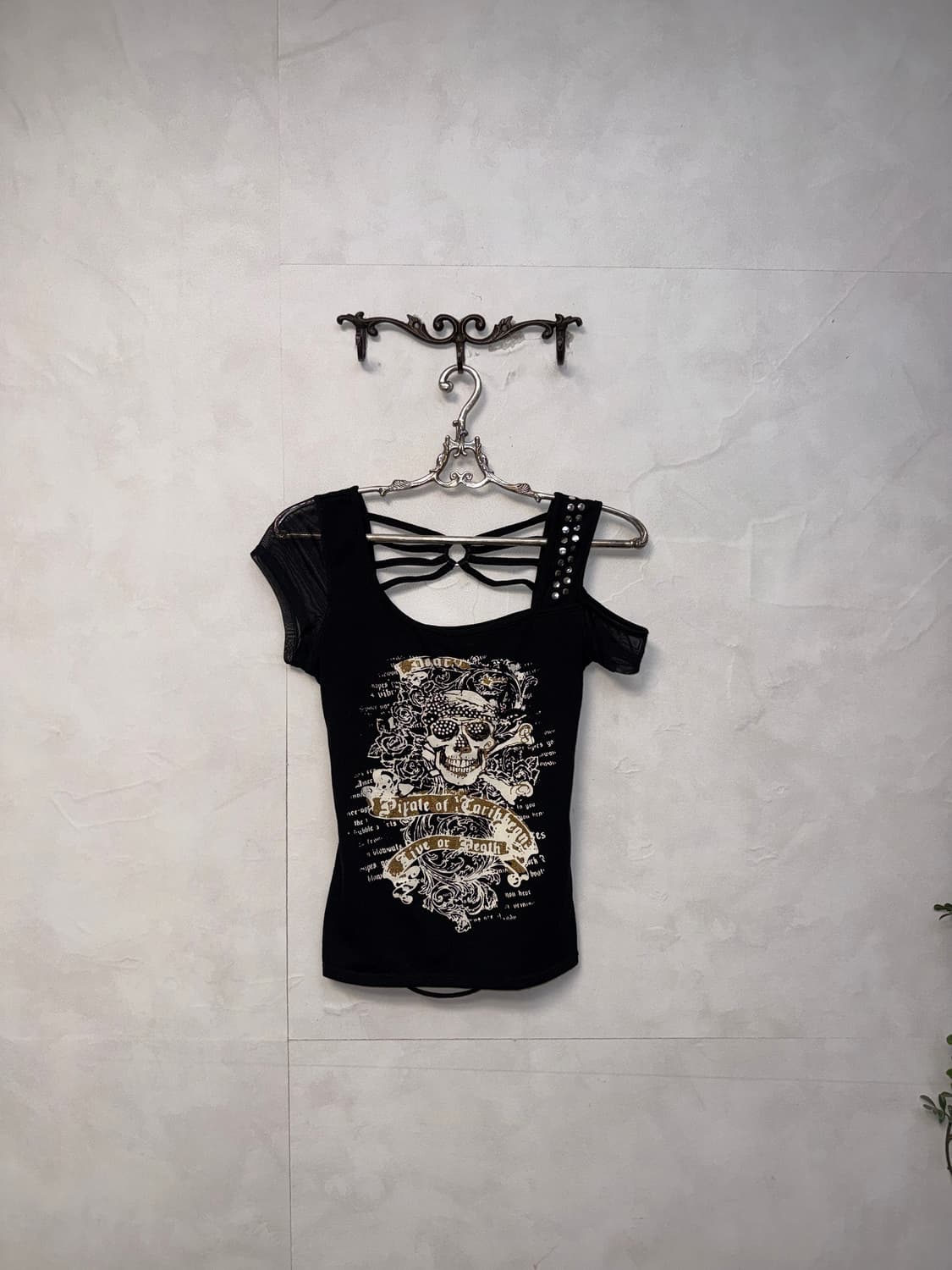 Black unbal shoulder back detail half t 상품이미지2