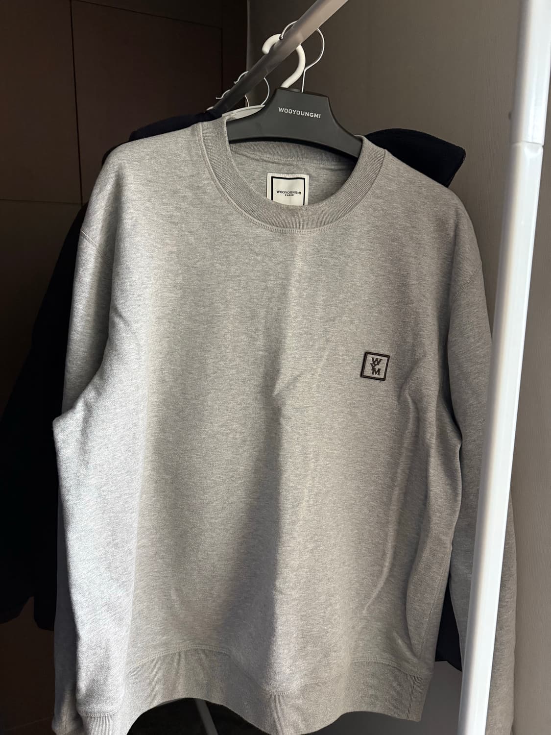 우영미 백로고 스웨트셔츠 그레이 24FW 상품이미지2
