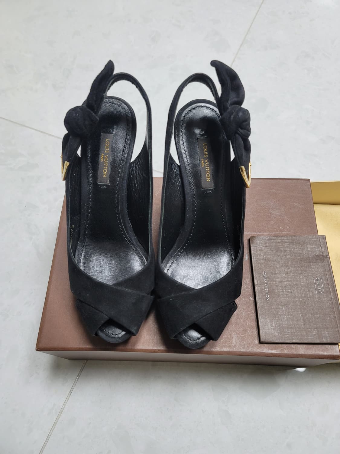 루이비통 블랙 스웨이드 하이힐 35(220사이즈) 상태극상 상품이미지4