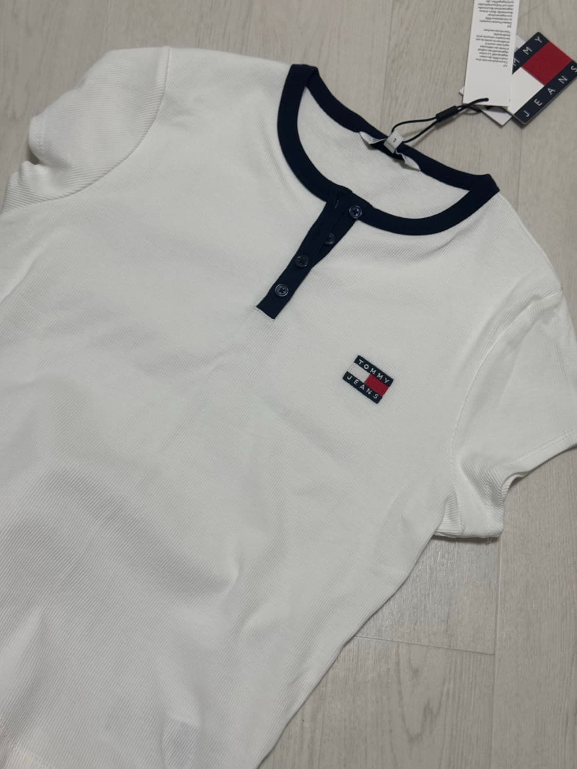 타미진스 슬림 헨리넥 배지 티셔츠 팝니다 상품이미지1