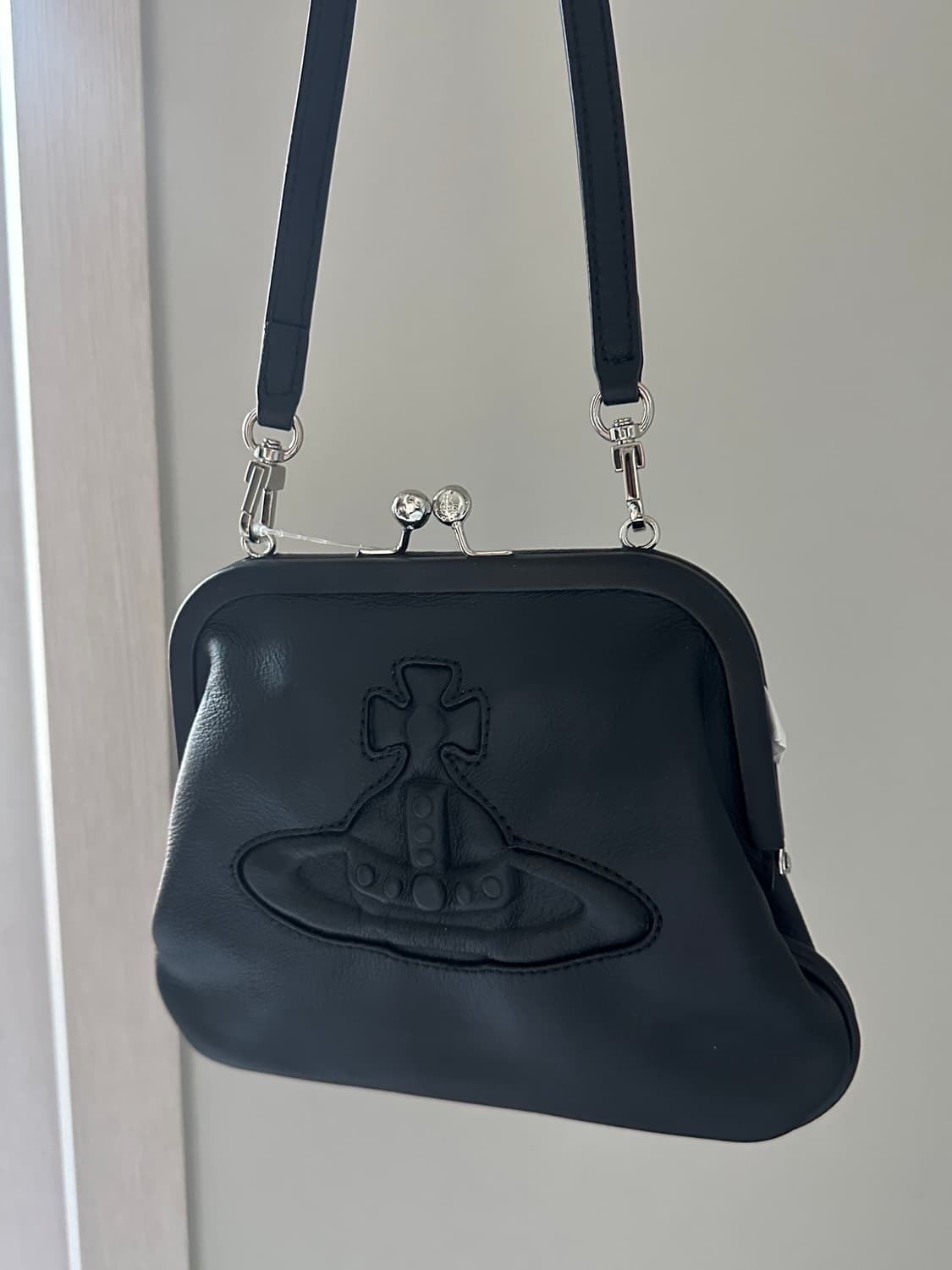 비비안웨스트우드 로고 엠보싱 클러치백 상품이미지2