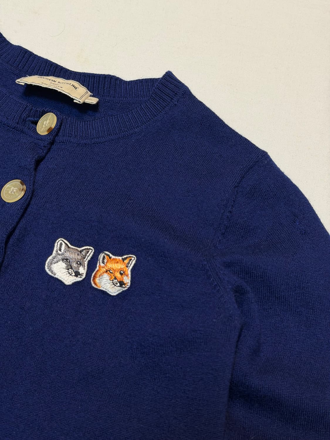 메종키츠네 더블폭스 패치 라운드넥 울 가디건 네이비 상품이미지2