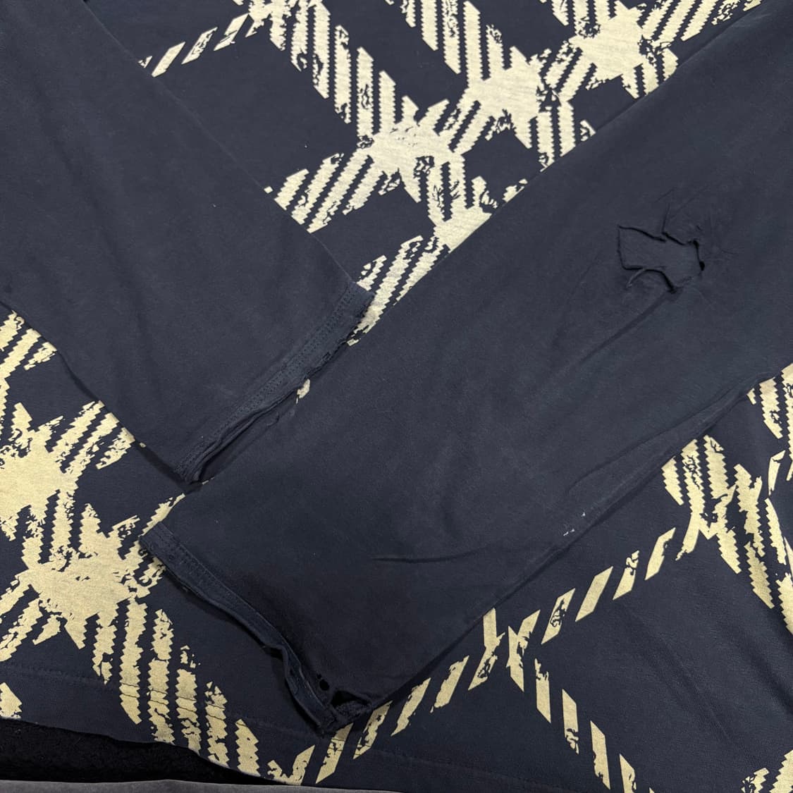 XL 버버리 네이비 패턴 데미지 긴팔 롱슬리브 상품이미지4