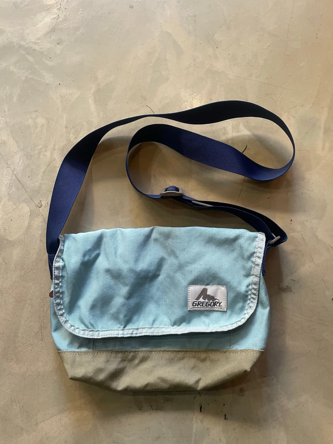 구형 그레고리 크로스백  상품이미지2