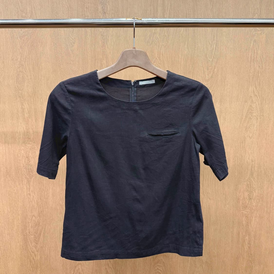 띠어리 럭스 반팔 블라우스 백 지퍼 미니 포켓 디테일 블랙 상품이미지2