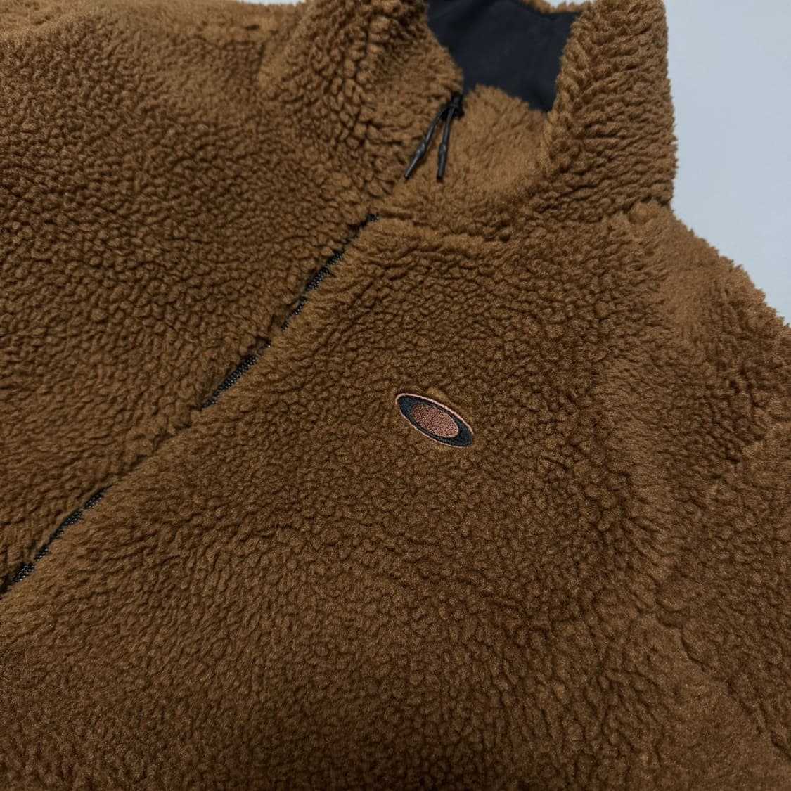 오클리(OAKLEY) 브라운 서클 자수로고 폴리 혼방 덤블 플리스 자켓 상품이미지4